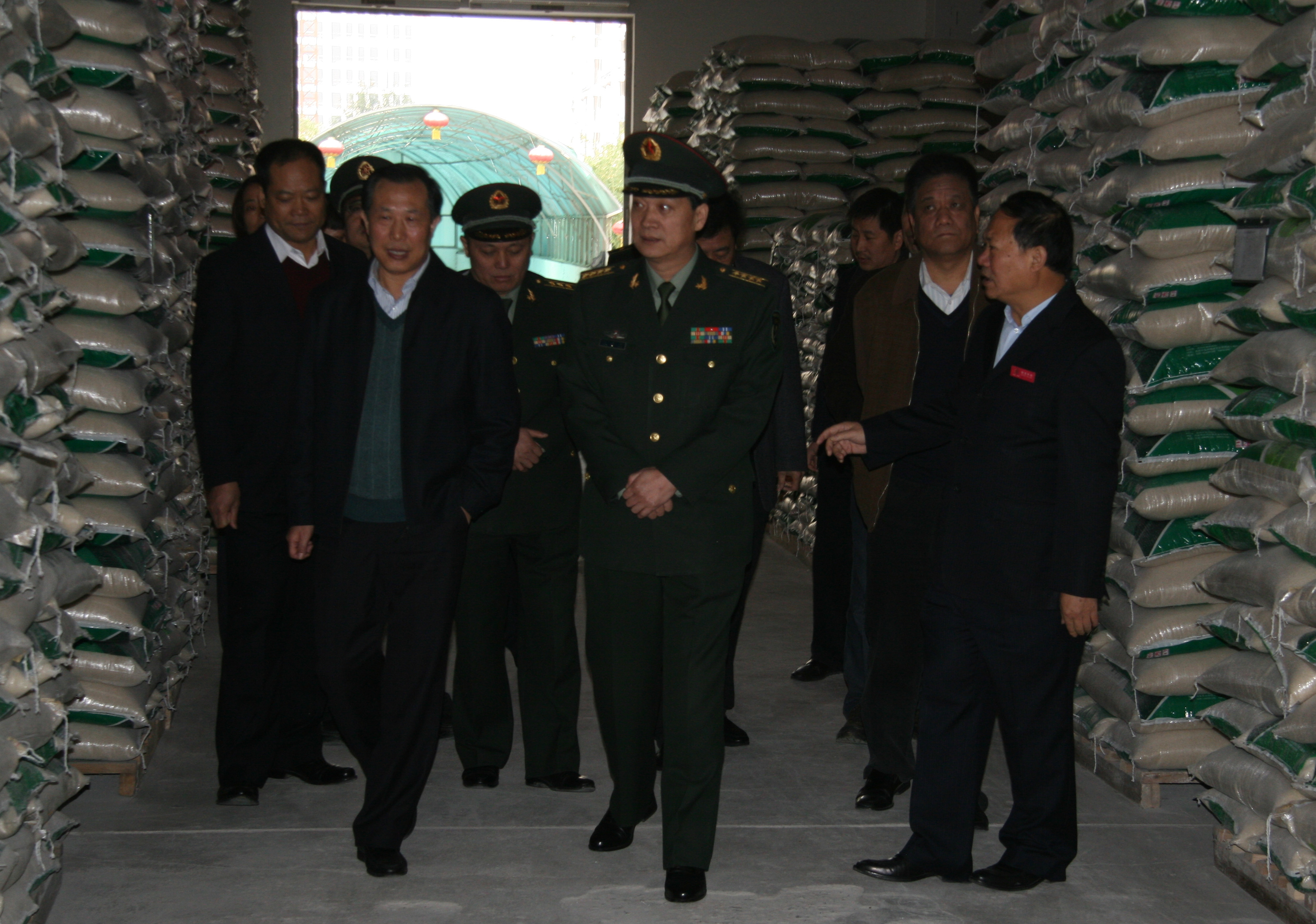 蘭州軍區(qū)軍需部檢查糧農(nóng)集團(tuán)軍糧供應(yīng)工作